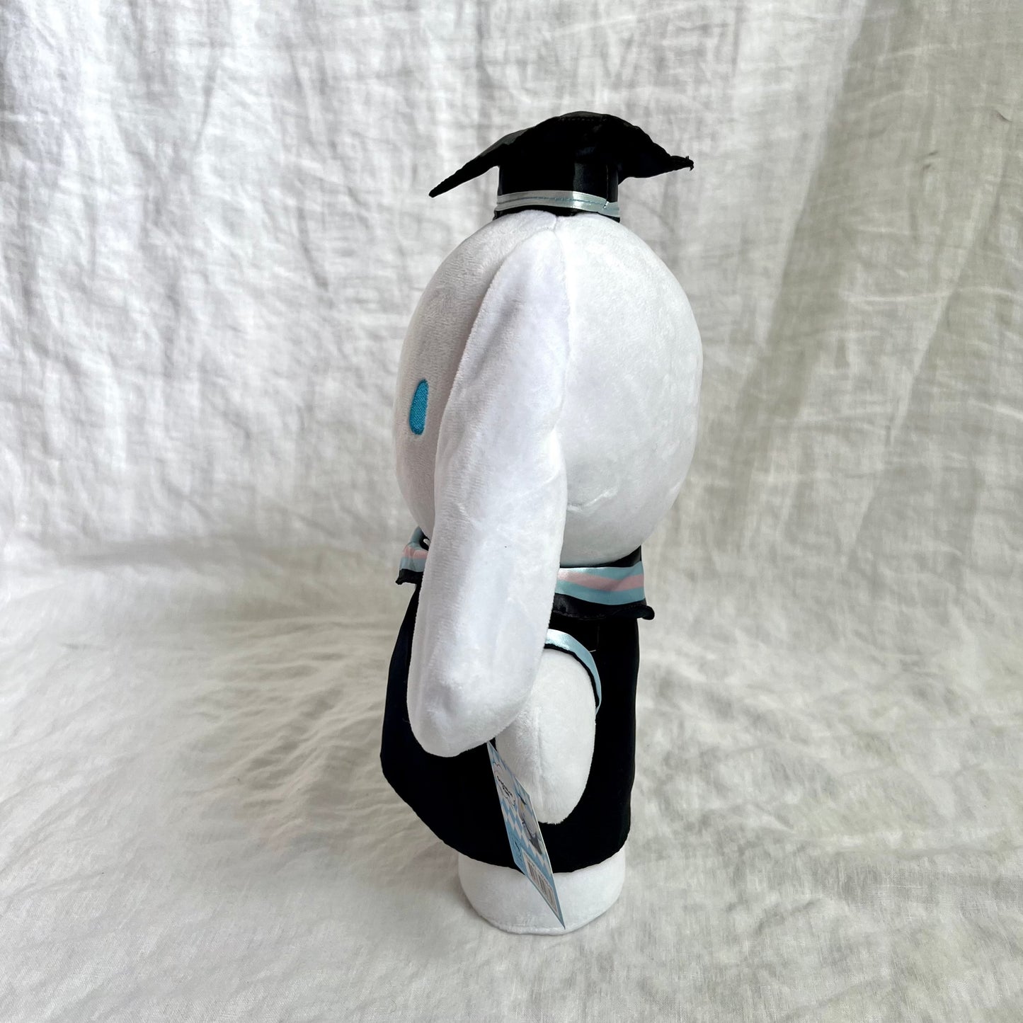Sideview of Cinnamoroll graduation gift featuring hat and gown